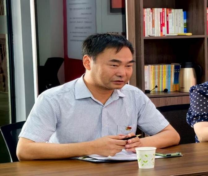 桌子前坐着的人 AI 生成的内容可能不正确。