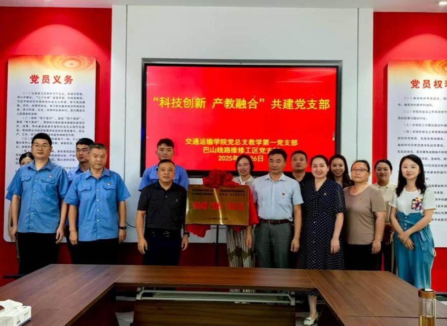 一群人站在桌子边 AI 生成的内容可能不正确。